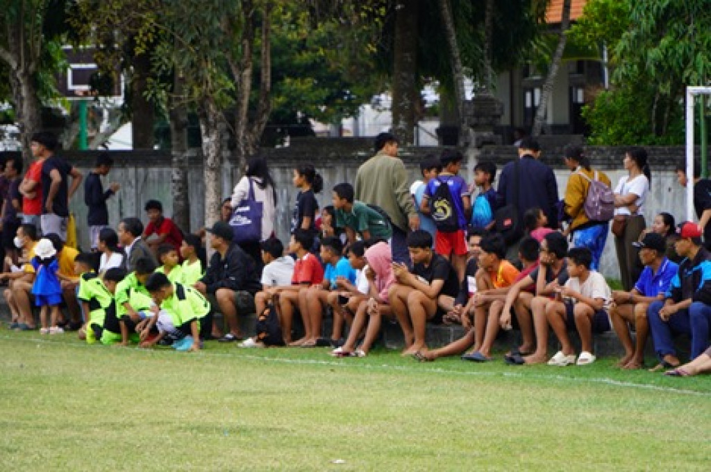 Semarak PorseniDes, Antusias Suporter Dukung Tim Jagoan Pada Turnamen Sepak Bola Serangkaian PorseniDes Dalung Tahun 2024